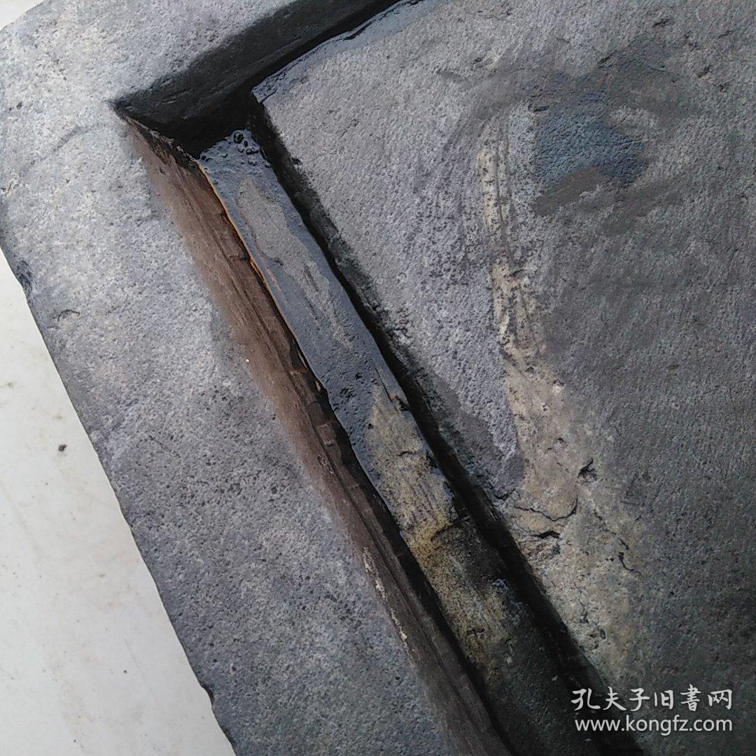 后面的是洗完以后拍的照片,洗完后看出古代錾刻的痕迹明显,表面是原始