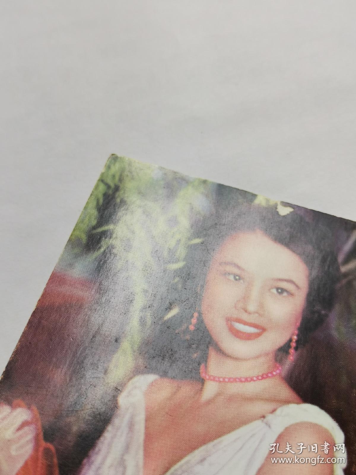 chung,因为母亲姓钟,便取艺名为钟情,是一位香港女演员兼画家