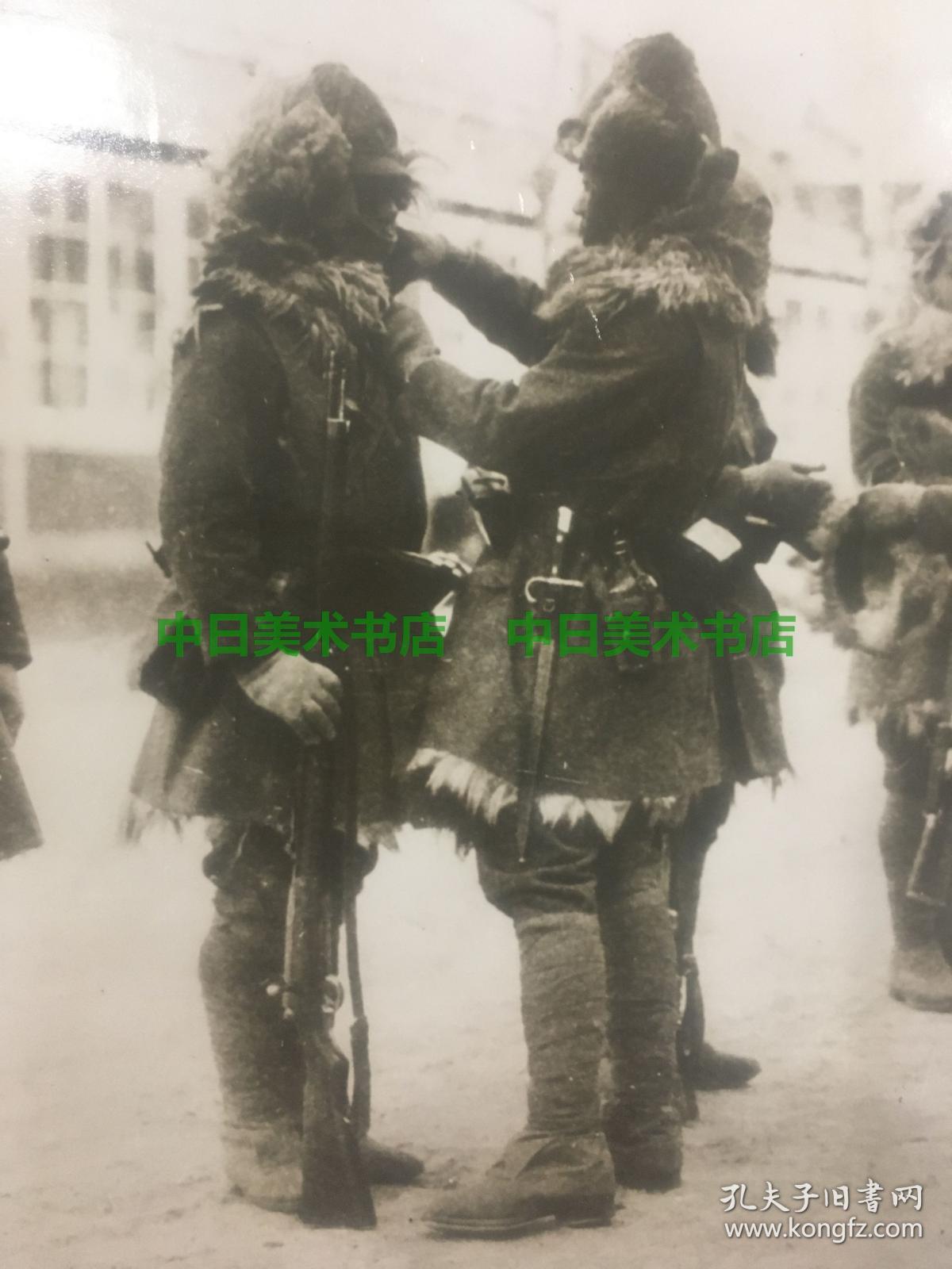 1932年,伪满洲国,山海关,长官在视察士兵的军服.