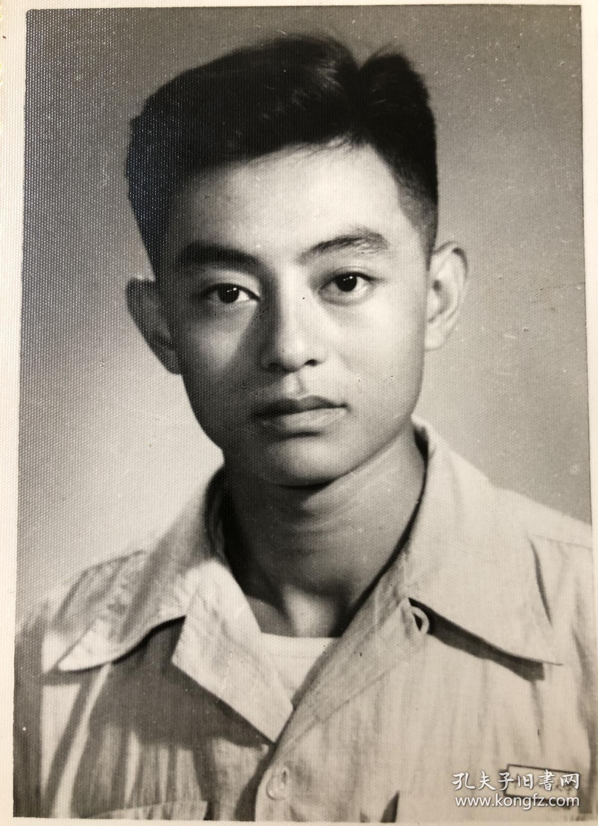 早期 佩戴 中国人民大学 校徽的男青年 老照片