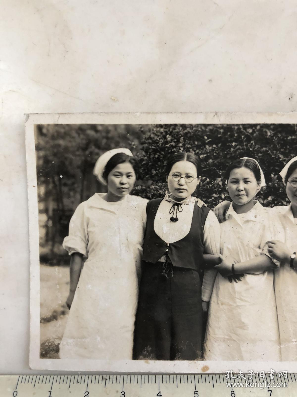 民国时期四个美女护士合影老照片