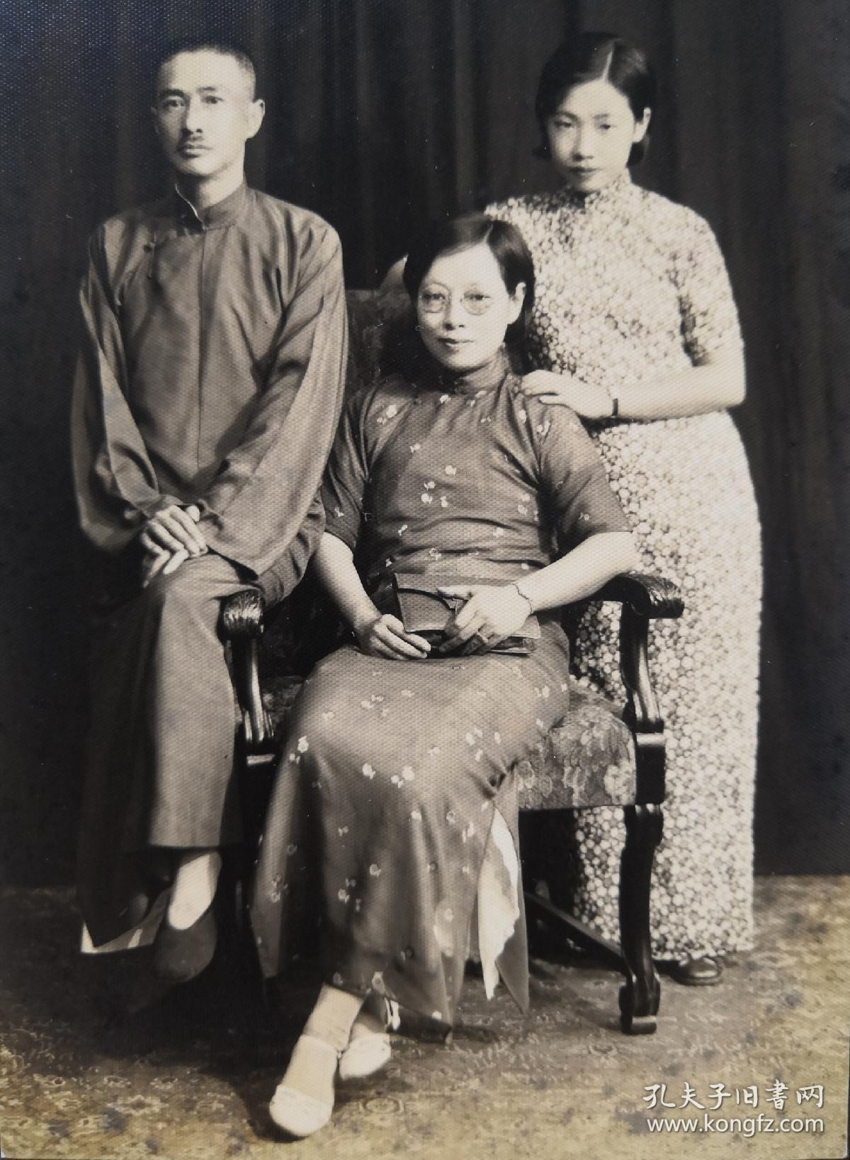 民国时期家庭 一家三口 老照片 一张 民国时期多么养眼的这一家人.