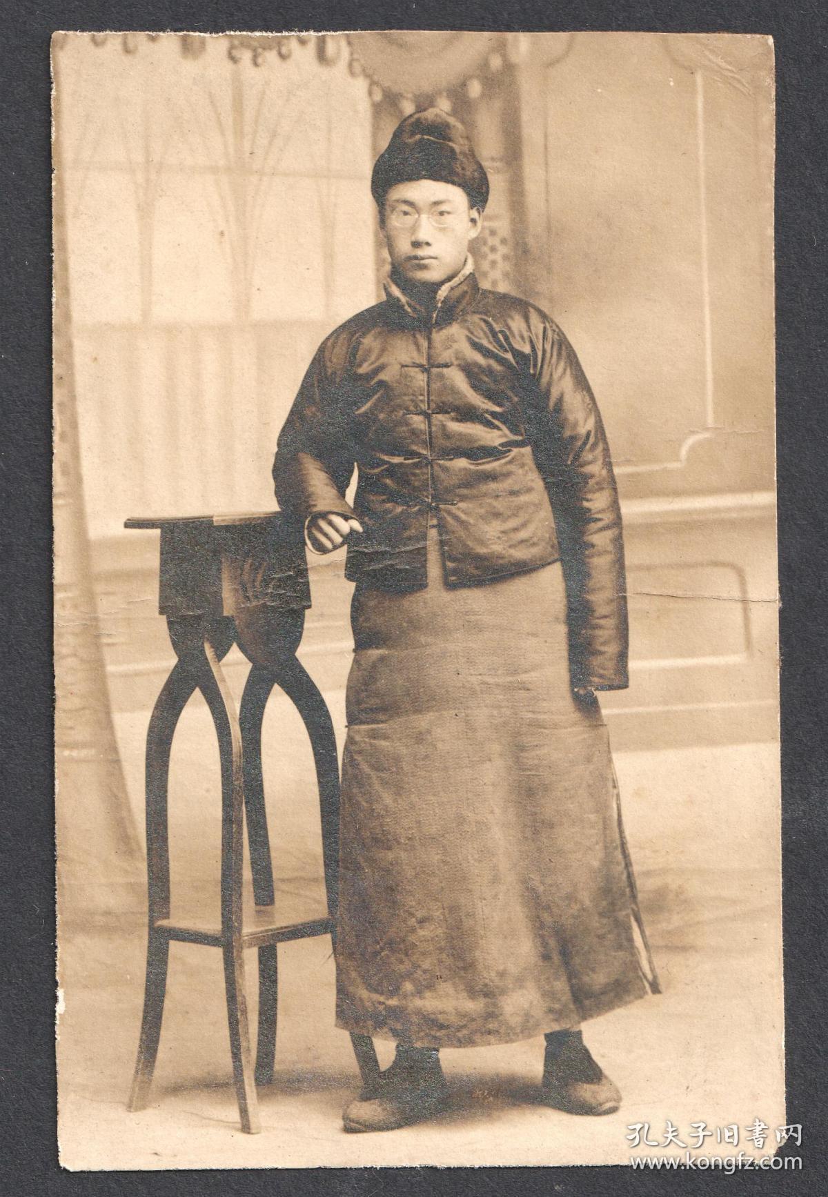 民国老照片,长袍马褂照相馆男子像