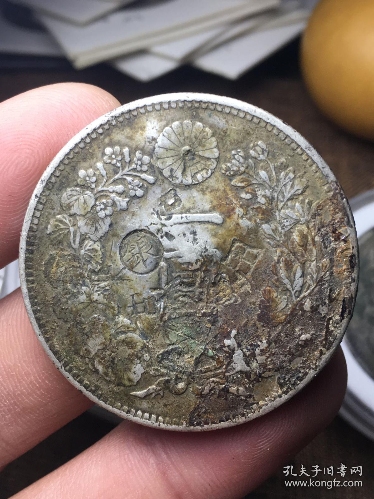 日本明治27年 14年 贸易银元 左丸银 大阪厂 相对较少 当时发行22 118 416枚 早期贸易银元多硬戳 包老包真 少见的左丸银 有一种打 银 字版 将部分银元加盖 银 字后出国使用 以防止银元倒流入本土 兑换黄金 大阪造币厂 银 字盖在左侧 早期外贸银元在墨戳