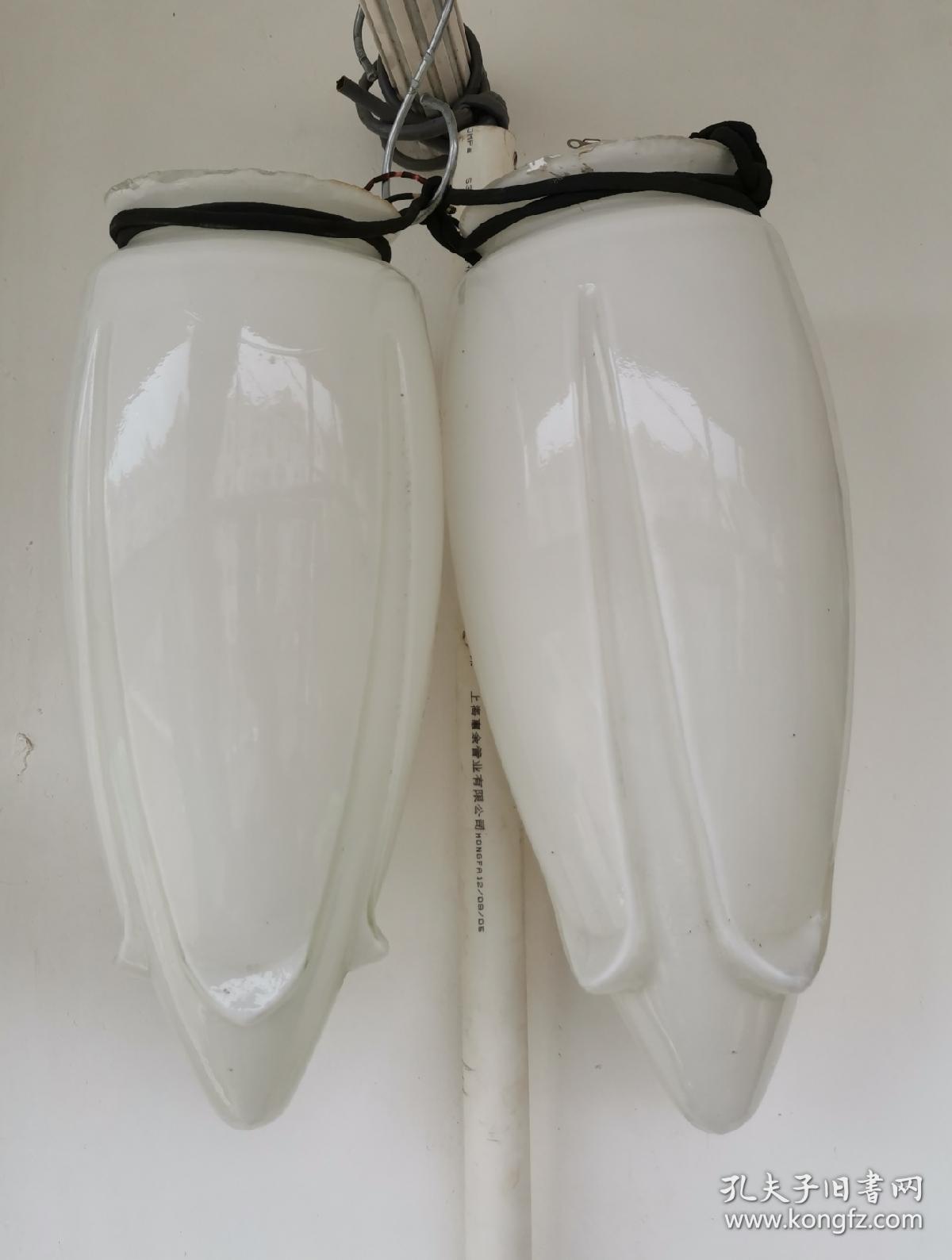 玻璃玉兰灯罩,伴随领袖塑像旁边的.珍贵!