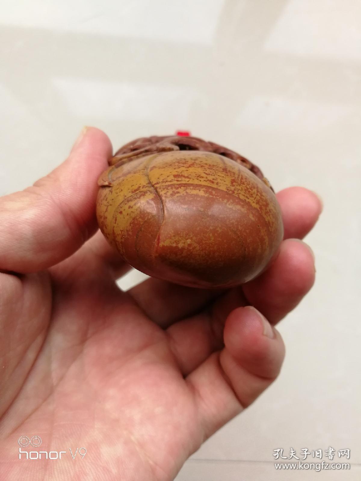 红丝石镂空雕刻手玩把件双猴捧寿桃献福寿