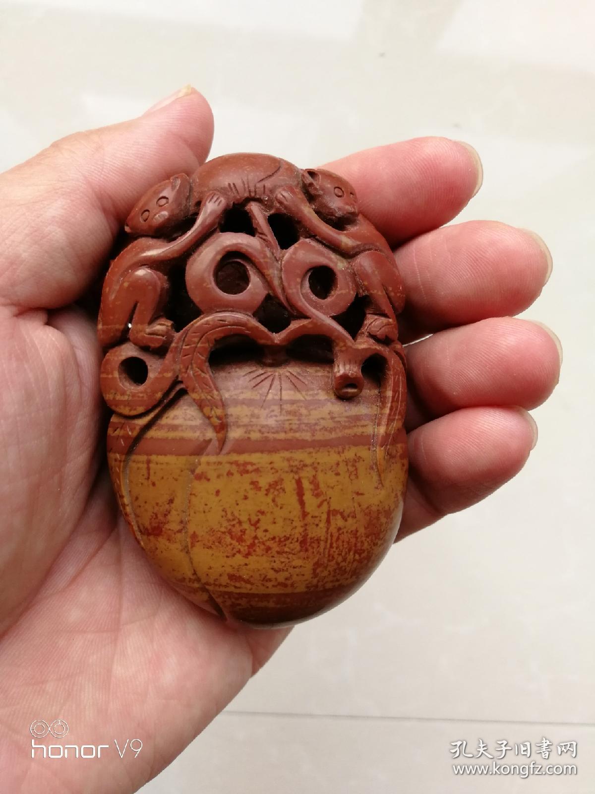 红丝石镂空雕刻手玩把件双猴捧寿桃献福寿