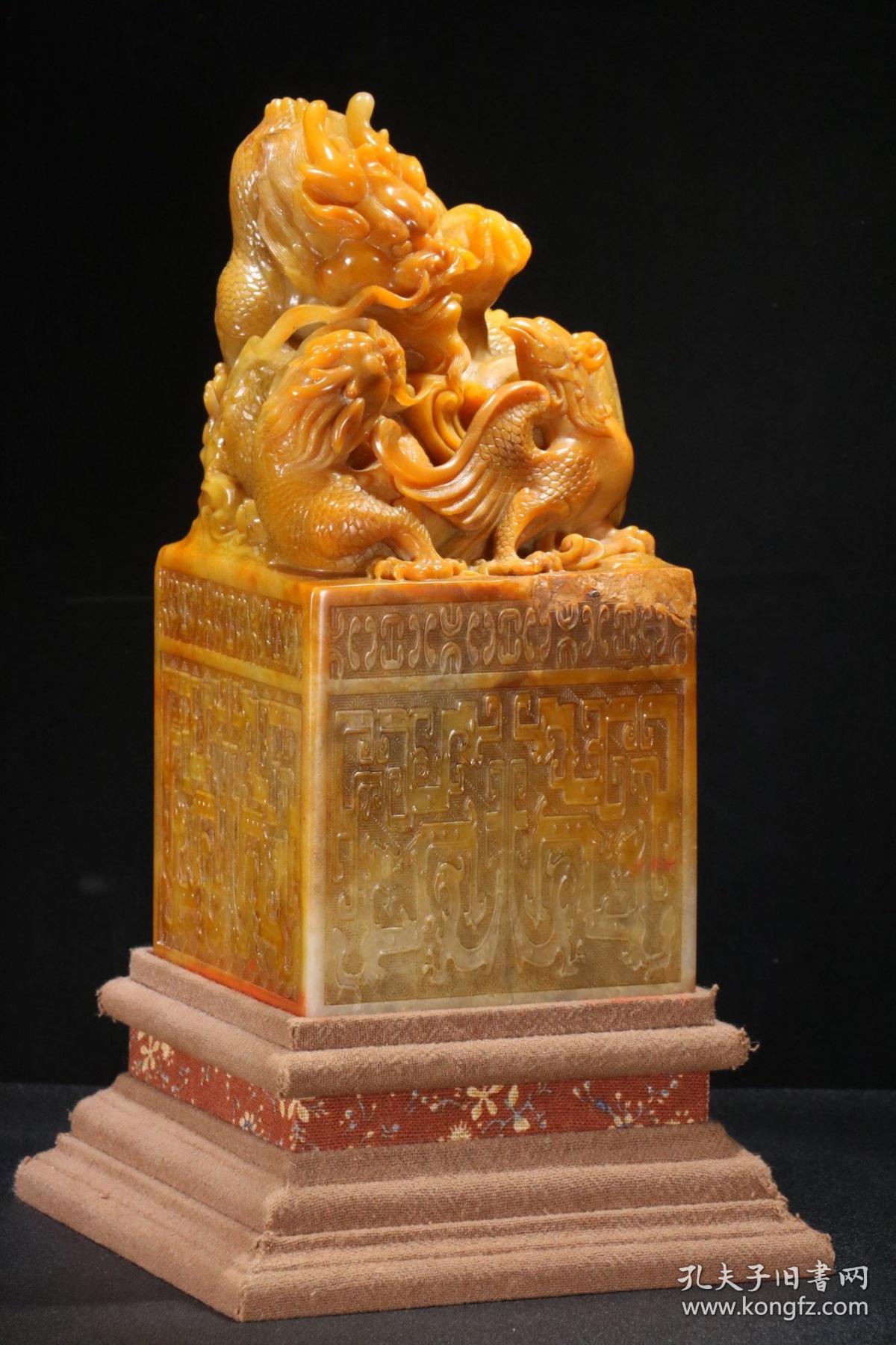 【旧藏 田黄石 龙凤呈祥 玺式印章】 尺寸:不含底座高21cm 直径10cm