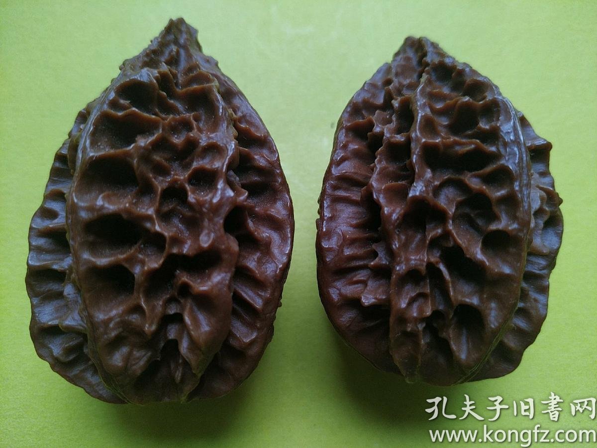 文玩核桃 东北野生大黄蜂楸核桃一对,已经盘玩有几年了,纹路清晰狂野