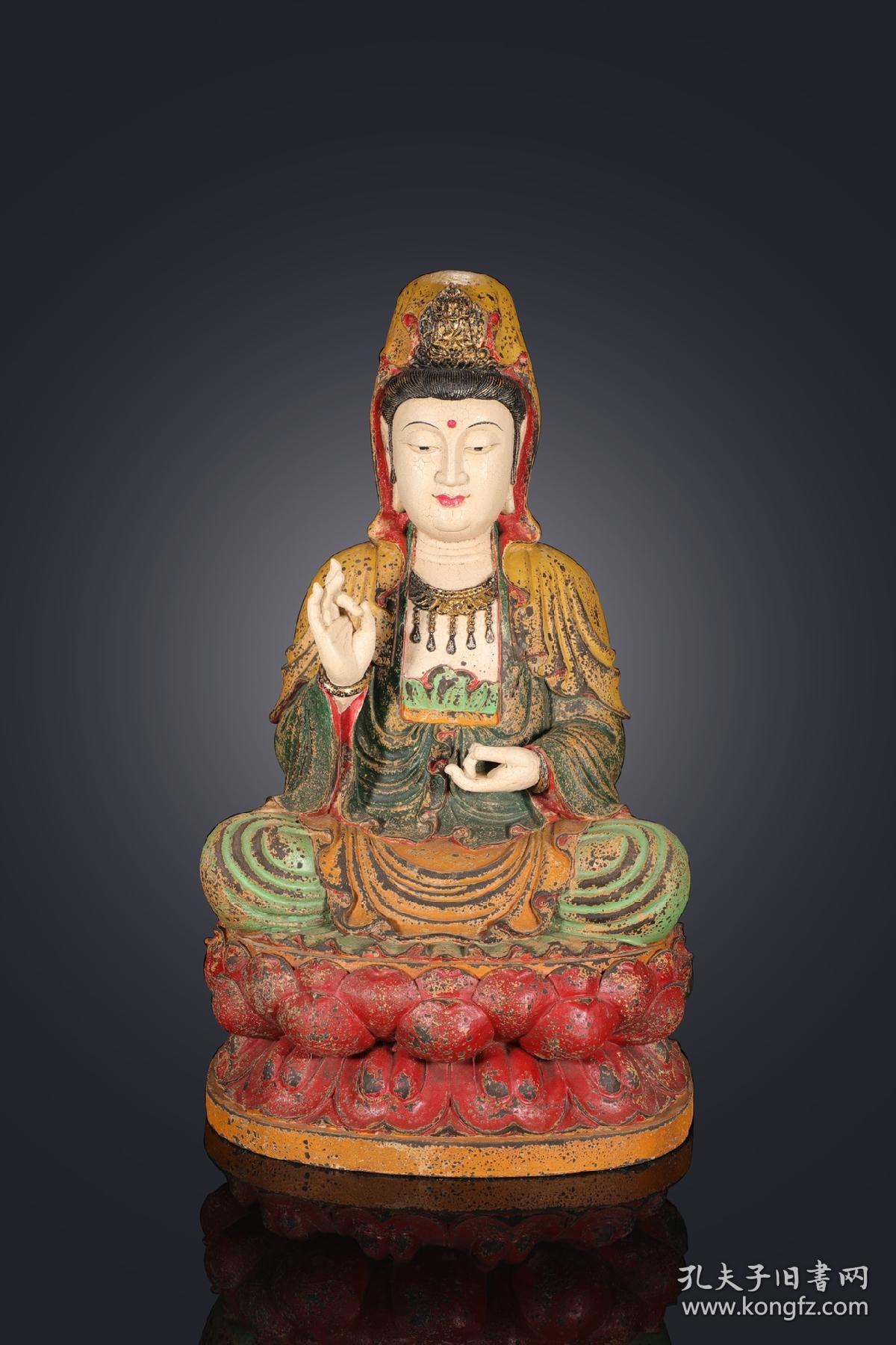 头戴风帽,顶饰一化佛,开脸清秀圆润,修眉秀目,眼睑微垂,大耳垂肩