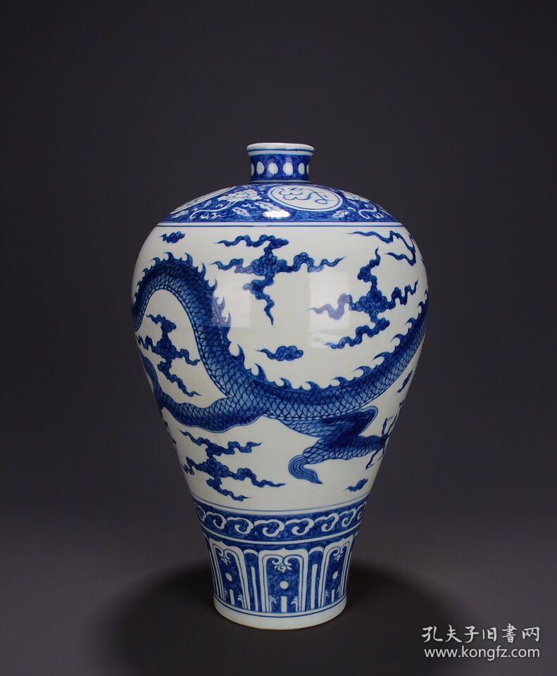 大明宣德青花祥云龙纹梅瓶