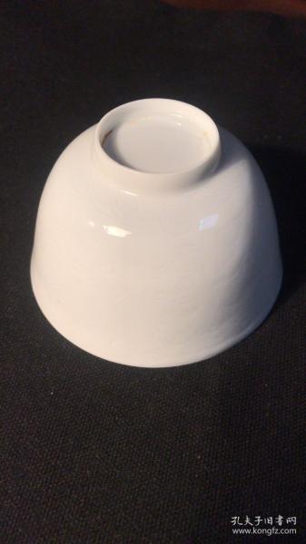 明成化甜白釉暗刻龙凤纹"天"字款卵幕杯(稀见,厚度不足1毫米)