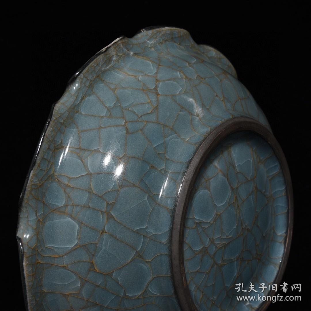 宋代官瓷冰裂纹花口洗