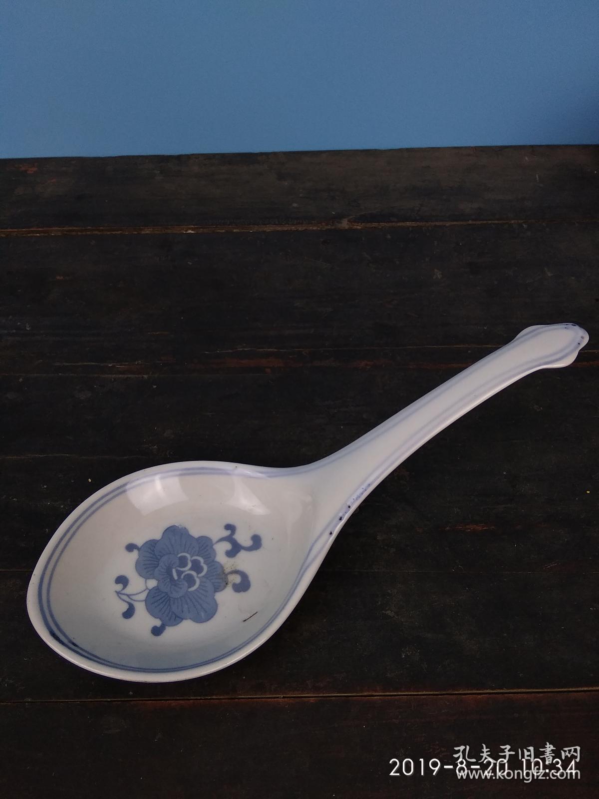 567精品景德镇人民瓷厂底款手绘缠枝纹青花大调羹