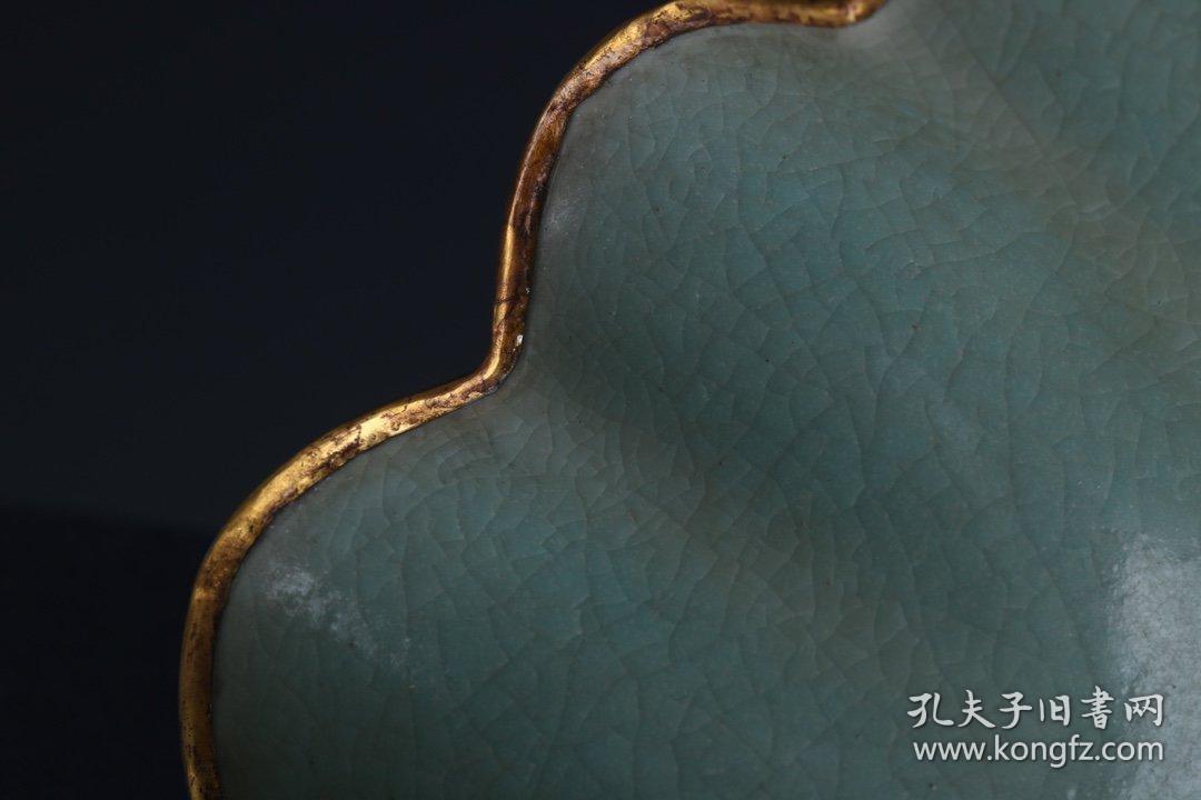 5cm口径17cm底径8cm 碗作莲瓣花口,弧壁,圈足.