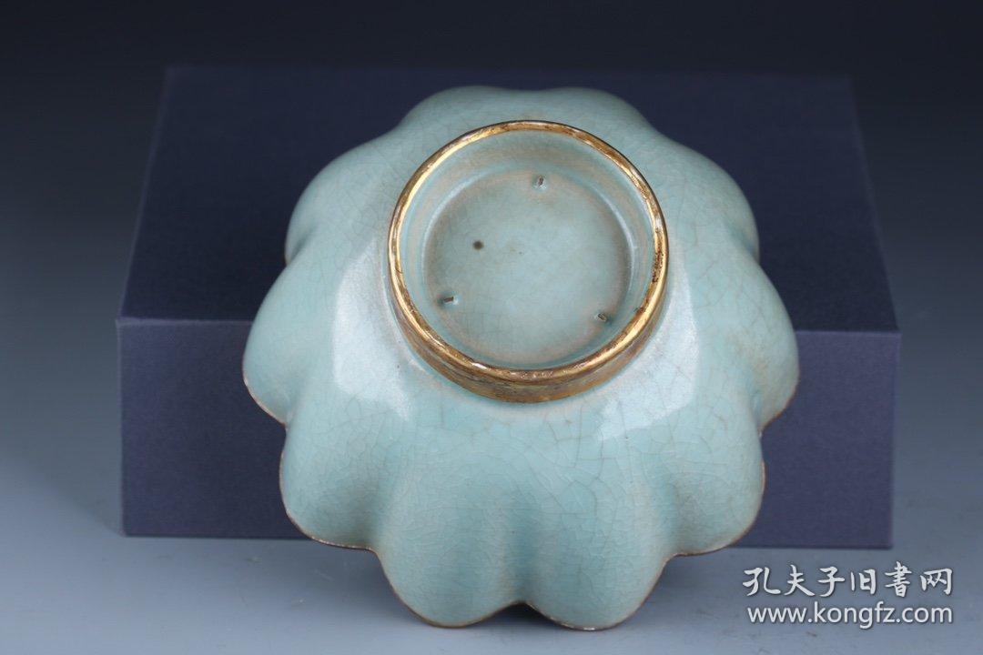 5cm口径17cm底径8cm 碗作莲瓣花口,弧壁,圈足.