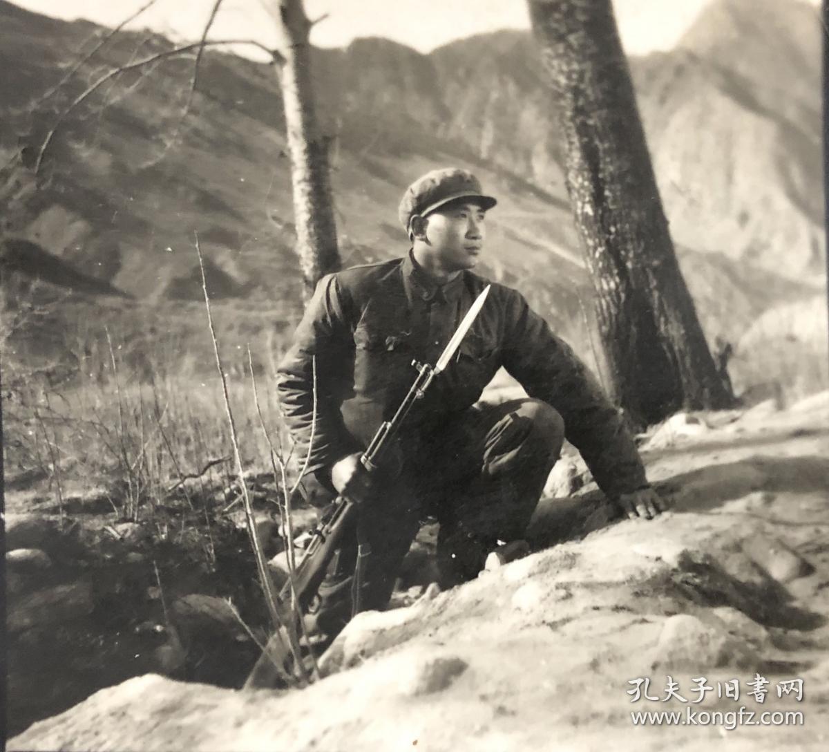 早期 手持军枪刺刀的军人野外训练留影老照片