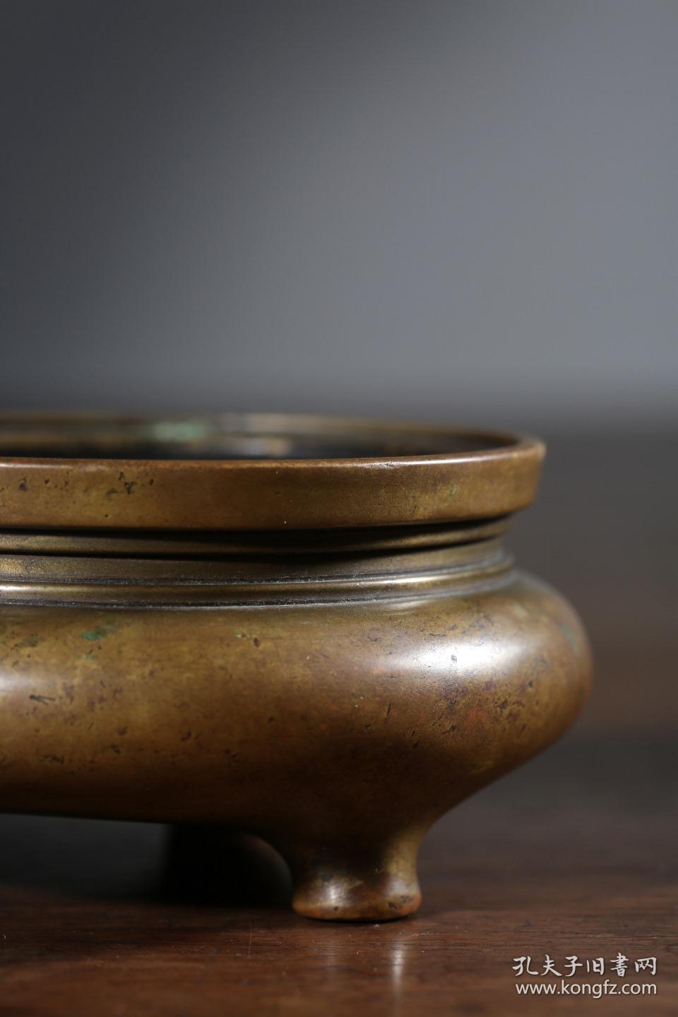 鬲式炉与其他文玩形式的铜炉不同,一般不陈放于书房底款珍玩二字款铜