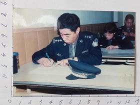 青岛老照片：公安干警在考试 （2张）