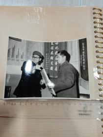 老照片 表彰，北京有锦旗，1975年长春市煤气公司革委会