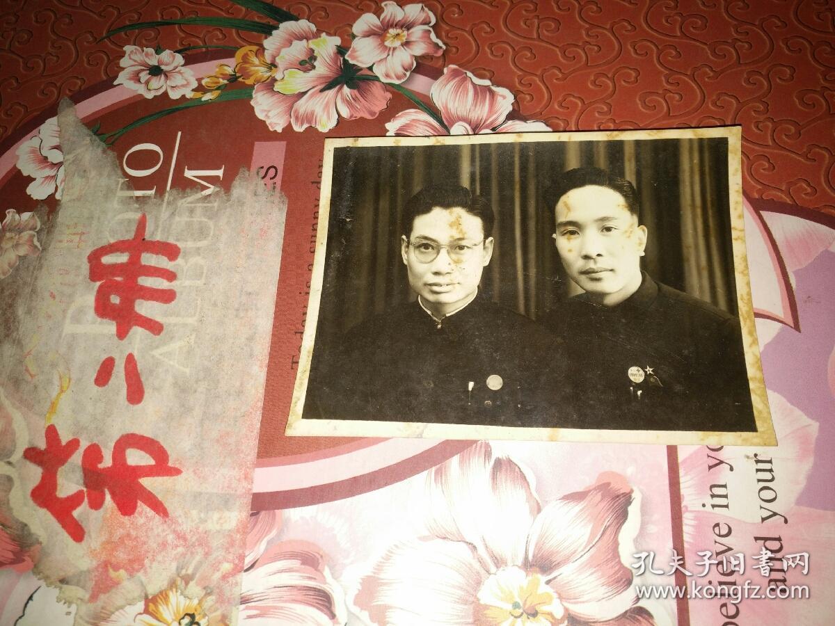 怀旧历史老照片《解放前后黑白老照片(胸前戴着红十字会及五角星等