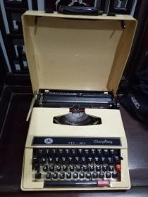 [怀旧收藏]-六七十年代老式打字机 全金属，机器及外壳齐全（重达5公斤）保存完整 无缺无损。可用可藏 品质保证。