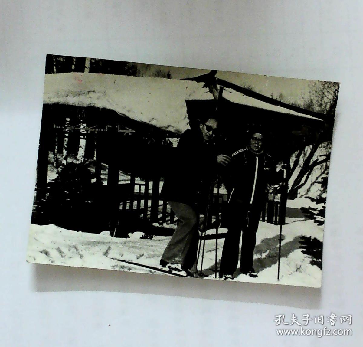 1986年冬 韩模宁在教夫人邱钟惠(中国乒乓冠军第一人)滑雪.