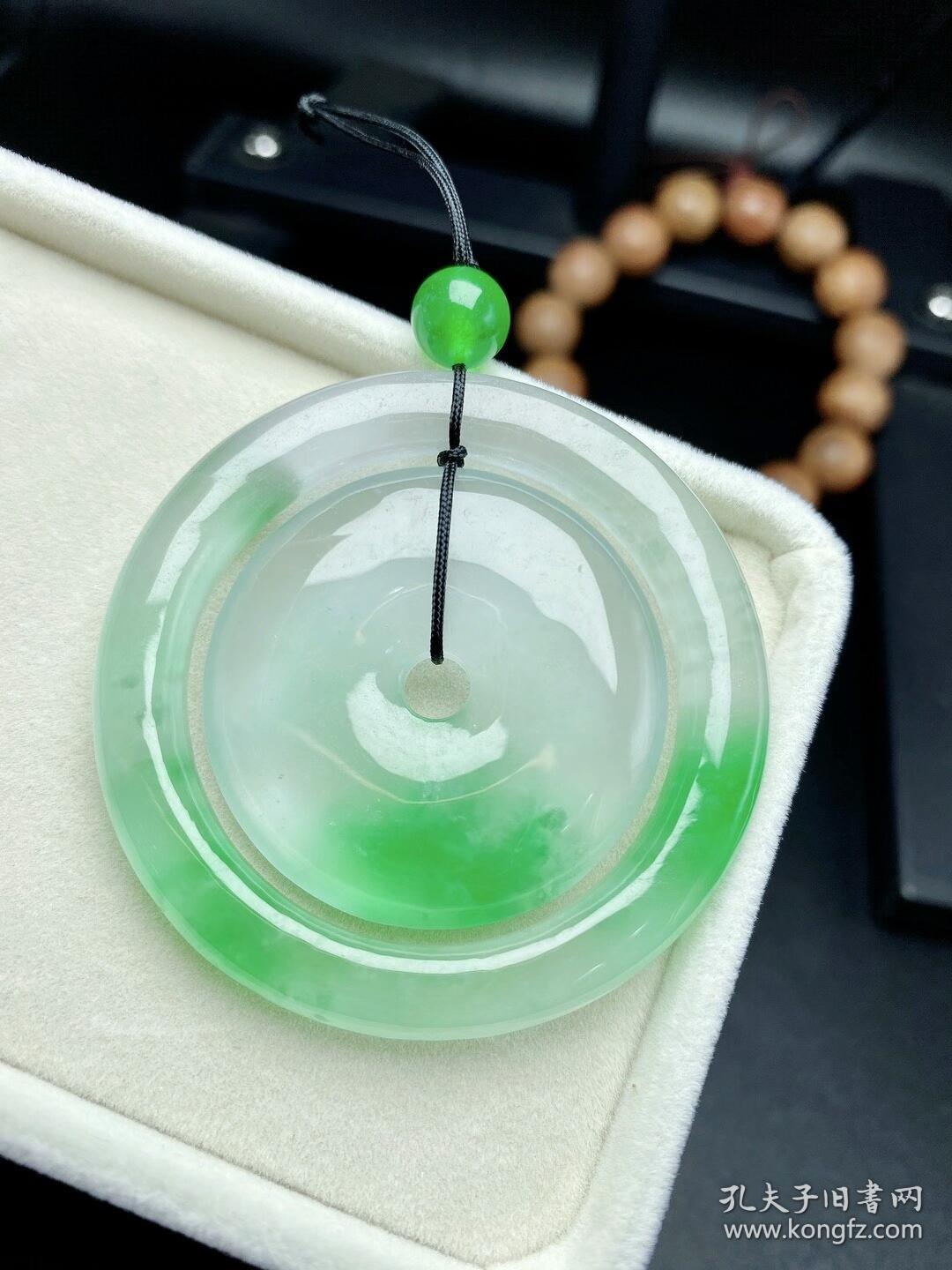 清代天然翡翠冰种飘绿子母扣