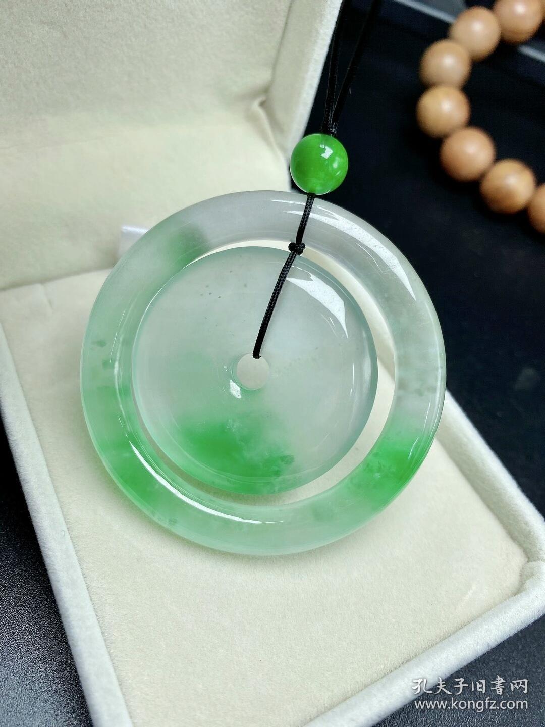 清代天然翡翠冰种飘绿子母扣