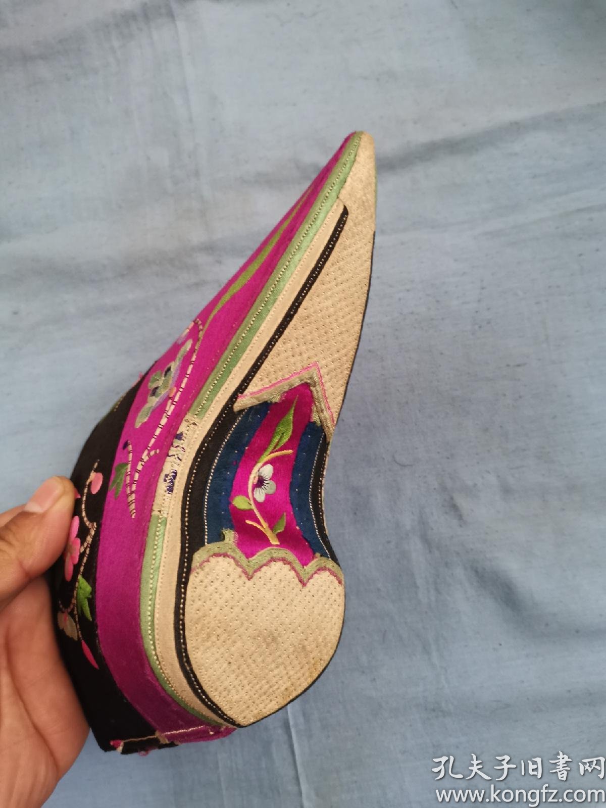 清代结婚三寸金莲绣花小脚鞋一只,品相好