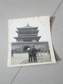 早期老照片相片：西安钟楼2人合影