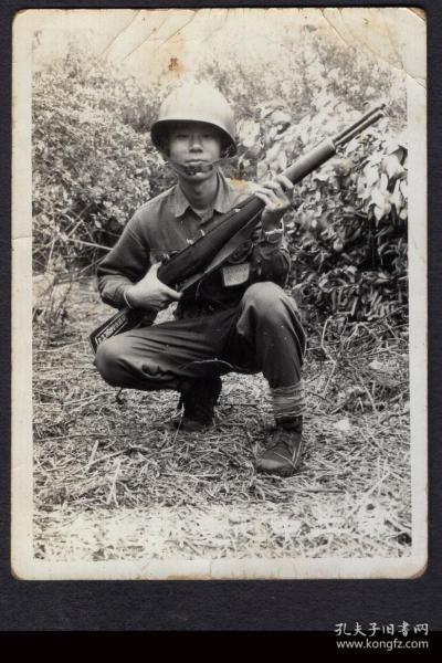 zh-08〕@/18台湾青年军人戴钢盔持枪照片/有皱痕,6.6x9厘米.