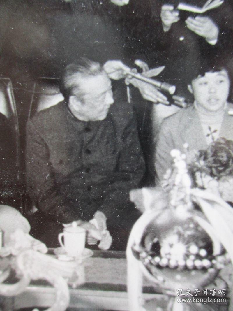 【图】杨绍明摄影 1981年11月18日中国女排载誉凯旋,党和国家领导人万里 **勋 杨静仁在首都机场迎接中国女排 照片尺寸:约26.2厘米 ...