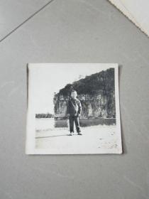 早期老照片相片：儿童照 桂林象鼻山背景