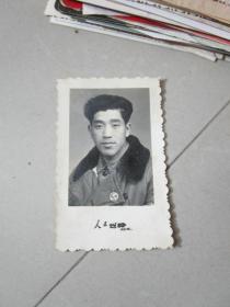 早期老照片相片：1968年半身照 胸前佩戴有毛主席像章