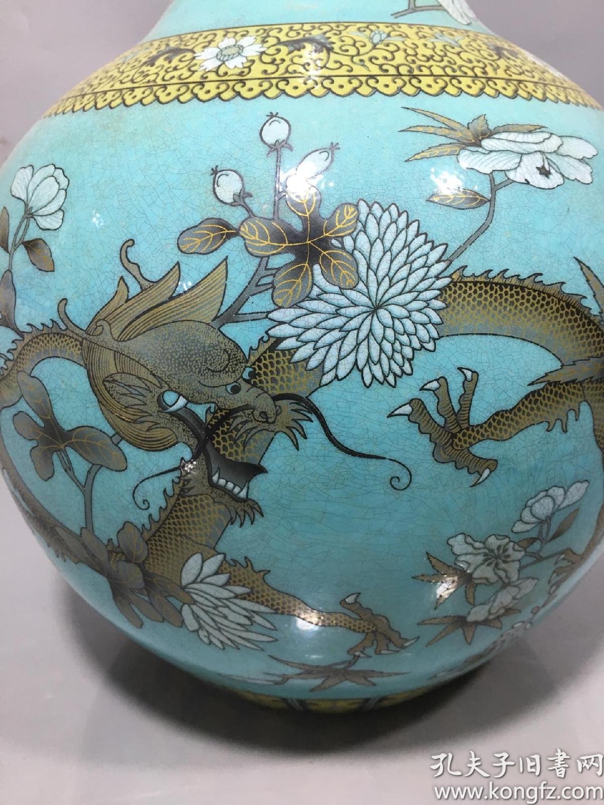 清大雅斋粉彩龙纹天球瓶