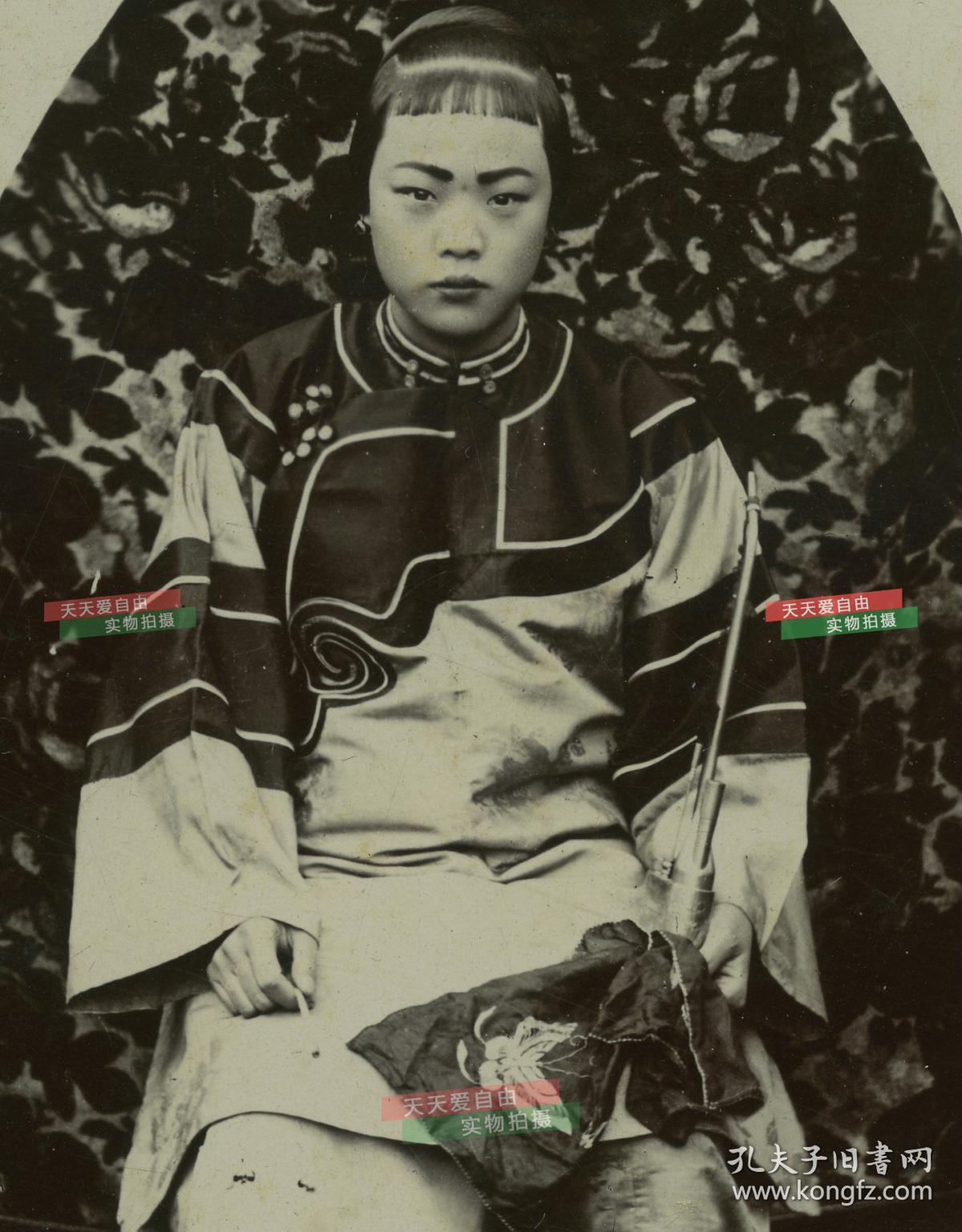 清代小脚三寸金莲年轻漂亮女子坐像老照片136x9厘米