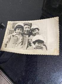 毛主席怀抱三个小孩老照片货号U1-30