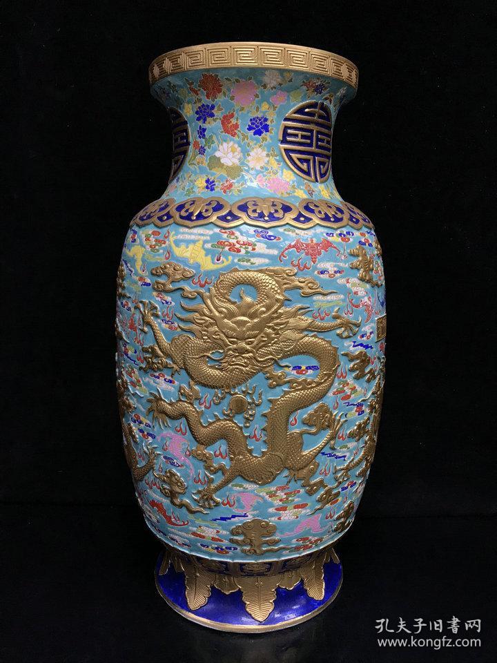 雍正御制珐琅彩浮雕云龙纹瓶
