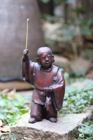【解忧老物件】日本涂铜铁器（童戏）——吉祥少女扬鞭骑竹马。高约27公分，落款：米怡一作。