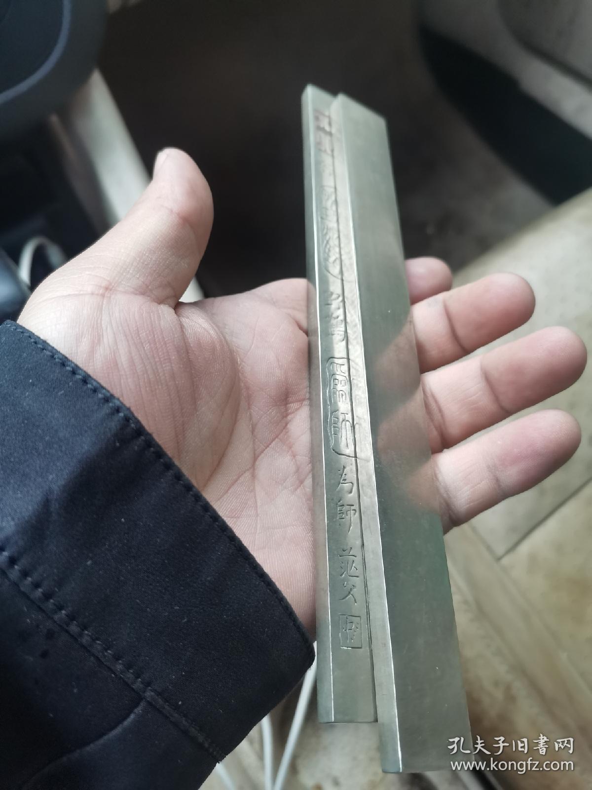 民国 茫父款 纯手工簪刻 钟鼎印章纹白铜镇尺一对.料工双绝,品相完美