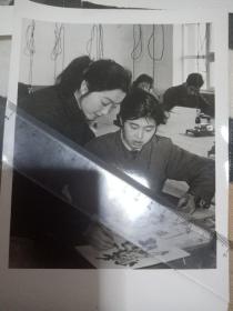 70年代照片3张，青岛市服装技术学校，工程师祭师专家为学校编写教材，学校教师解析几何原理，讲解服装设计，美术教师辅导学生绘画，两张带底片