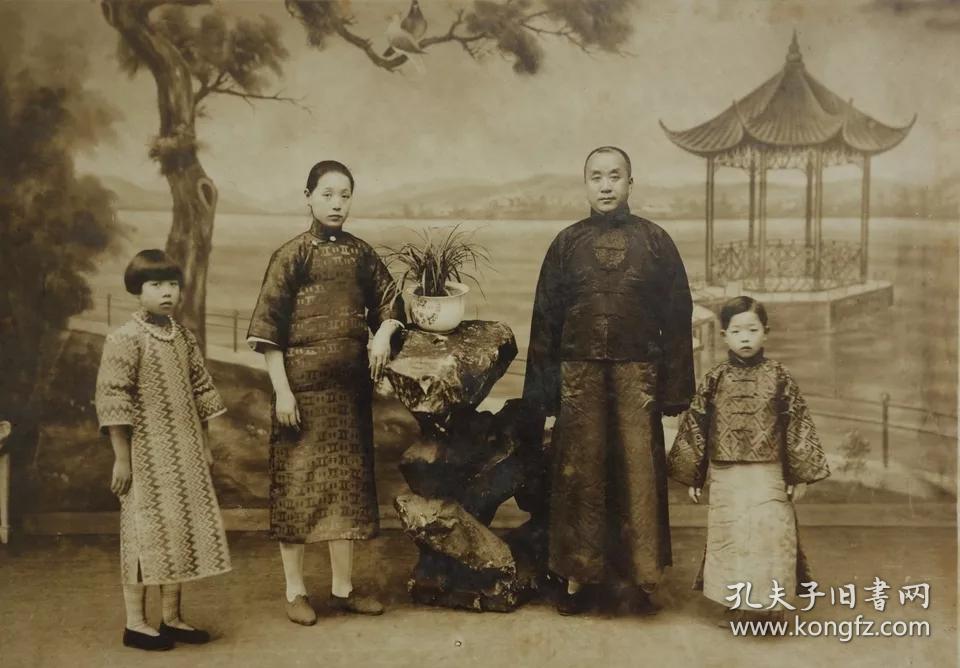 中华民国二十年(1931年)一家四口 老照片 一张 中华民国二十年正月,那