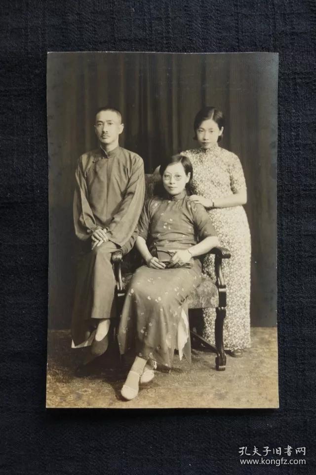 民国时期家庭 一家三口 老照片 一张 民国时期多么养眼的这一家人.