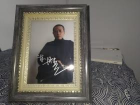 陈丹青先生签名艺术照片一桢，已装裱好，含画框出售。