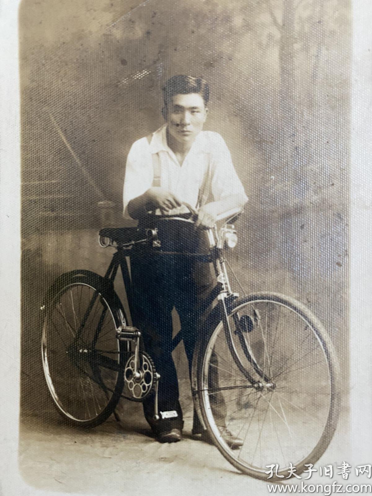 民国时期富家子弟骑自行车留影老照片