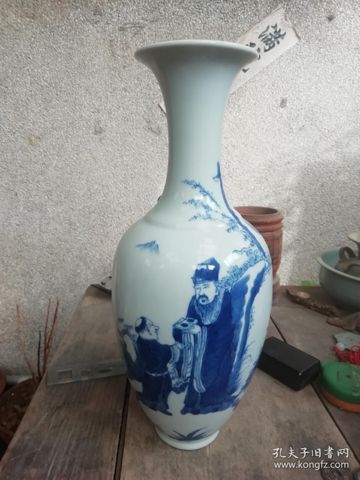 大清康熙年制款外销海捞瓷花瓶 山水人物花鸟纹白底青花瓷器 釉面青 亮 器型挺拔 翠毛兰发色典雅 底露胎干老 海盐沁明显 符合康熙青花特点 口径8厘米 高约30厘米 未使用全美品 孔夫子旧书网