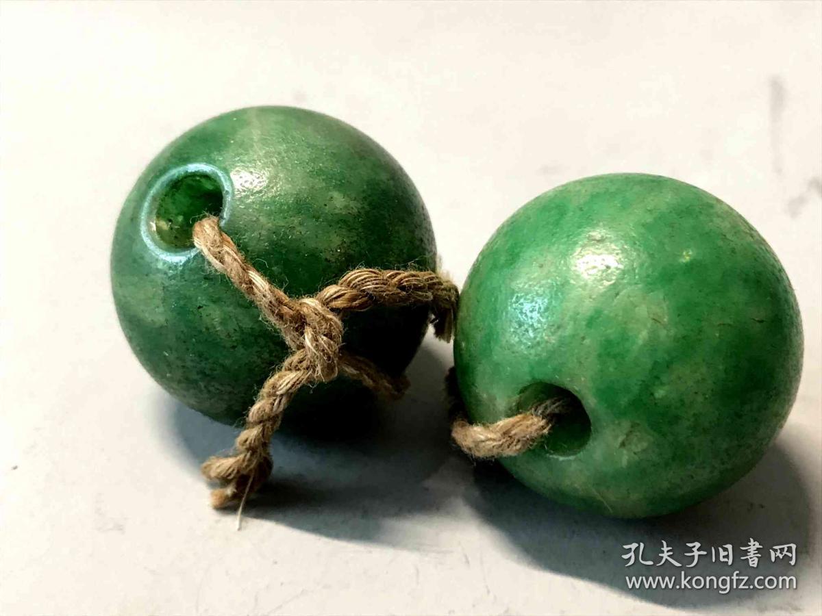 清代天然翡翠珠子两个