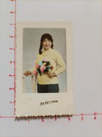 五六十年代北京国光照相馆拍摄《单手捧花的美女》原版手工上色照片1枚