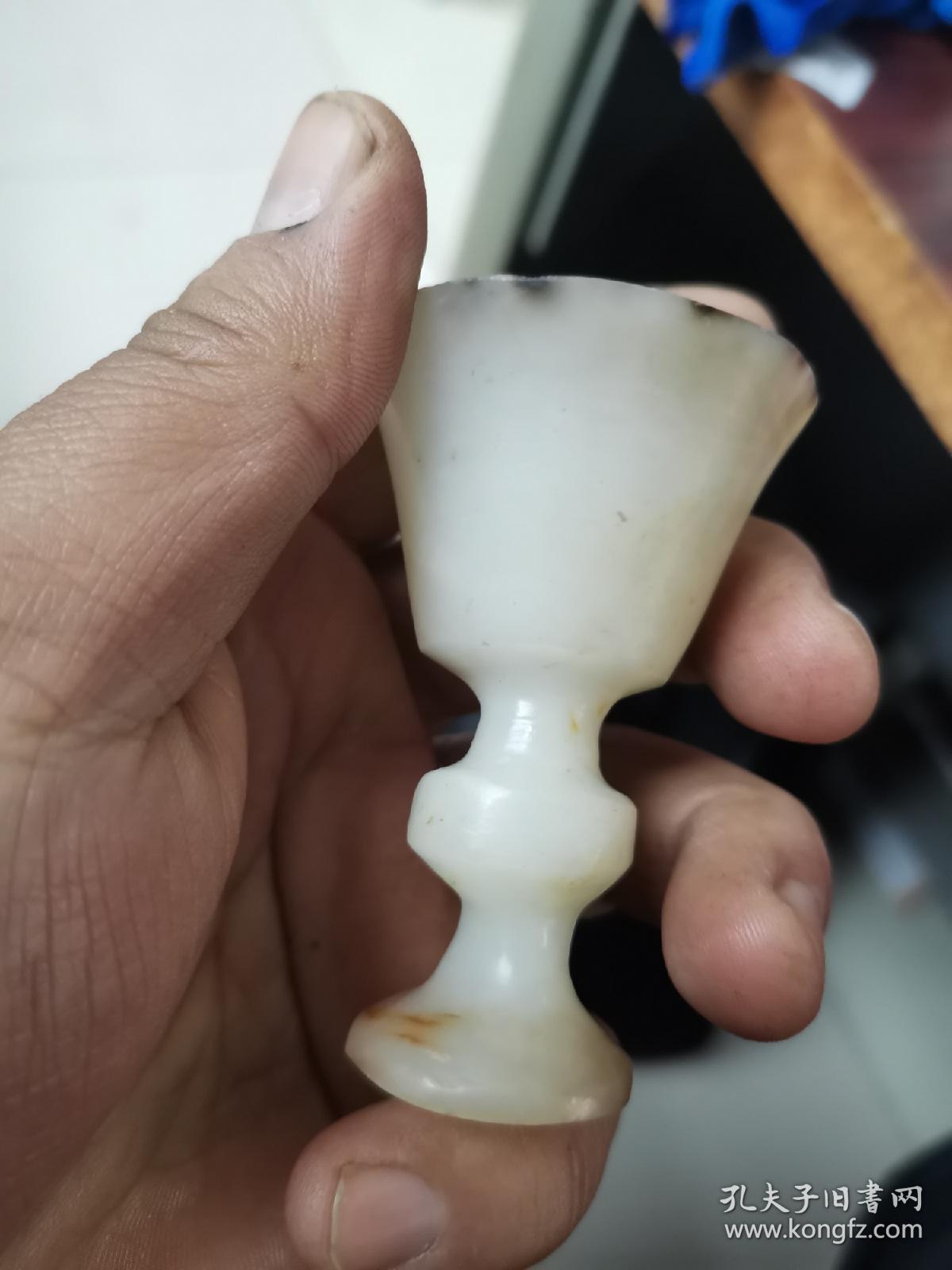 土豪级,和田白玉杯盏.边沿带黑沁,尤有增色.包浆熟美,大料挖雕.